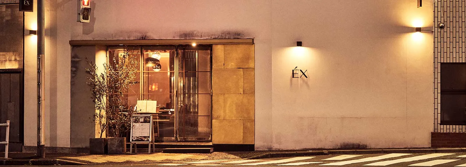 Storefront with the "ÉX" sign